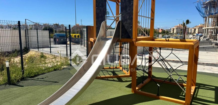 Apartamento a estrenar en lujosa urbanización junto a la playa