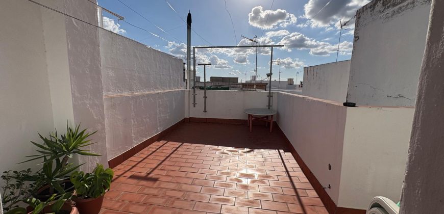 Amplia Propiedad con Local Comercial en Avda. del Pantano!