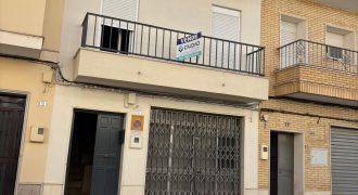 Amplia Propiedad con Local Comercial en Avda. del Pantano!
