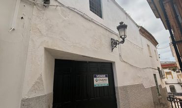 MAGNÍFICA COCHERA CON POSIBILIDAD DE HACER LA VIVIENDA DE TUS SUEÑOS