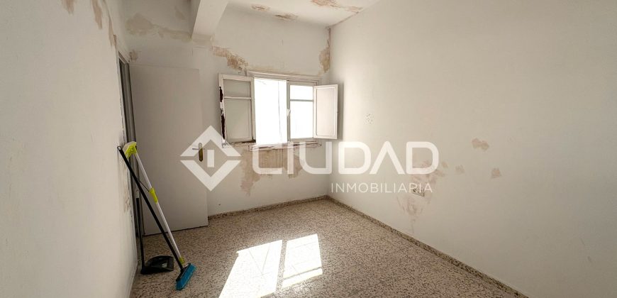 Amplio piso a reformar en C/ San Agustín