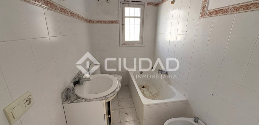 Amplio piso a reformar en C/ San Agustín