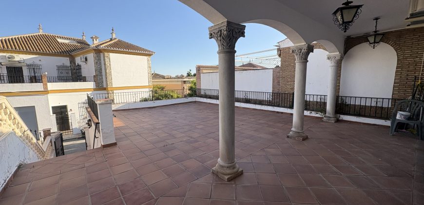 CHALET CON PISCINA COMUNITARIA EN URBANIZACIÓN EL HIGUERAL