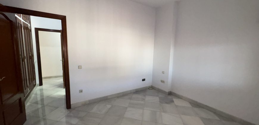 CHALET CON PISCINA COMUNITARIA EN URBANIZACIÓN EL HIGUERAL