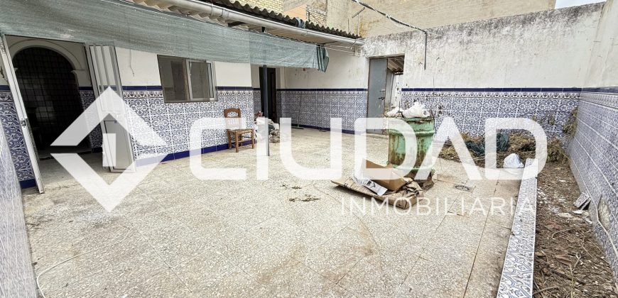 Casa en planta baja con gran patio – Zona El Pinar
