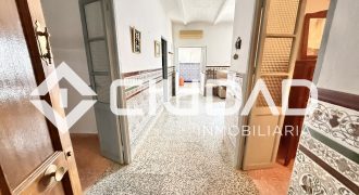 Casa en planta baja con gran patio – Zona El Pinar