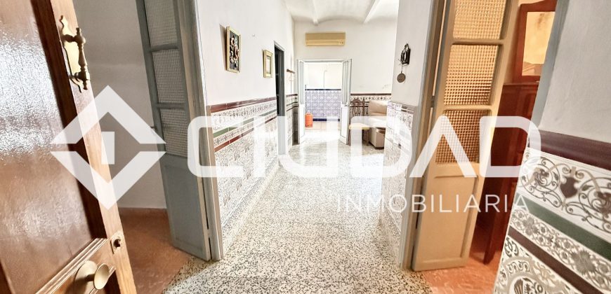 Casa en planta baja con gran patio – Zona El Pinar