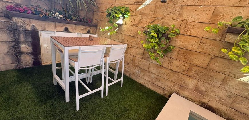 Exclusiva vivienda en Urbanización Privada con Piscina. Calle Romero Ressendi!