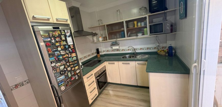 Exclusiva vivienda en Urbanización Privada con Piscina. Calle Romero Ressendi!
