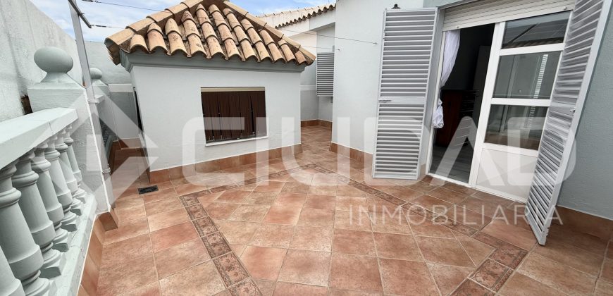 Casa adosada reformada y amueblada en Zona Recreo, Lebrija