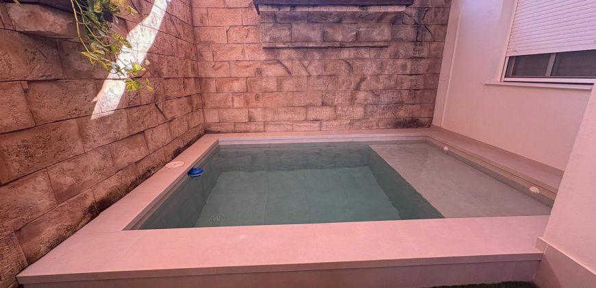 Exclusiva vivienda en Urbanización Privada con Piscina. Calle Romero Ressendi!