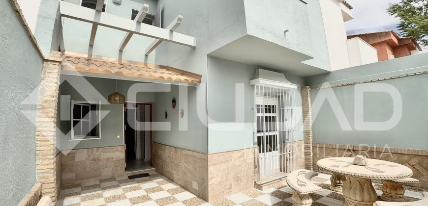Casa adosada reformada y amueblada en Zona Recreo, Lebrija