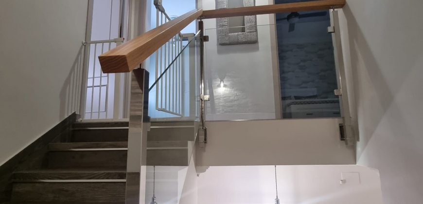 Exclusiva vivienda en Urbanización Privada con Piscina. Calle Romero Ressendi!