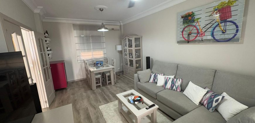 Exclusiva vivienda en Urbanización Privada con Piscina. Calle Romero Ressendi!