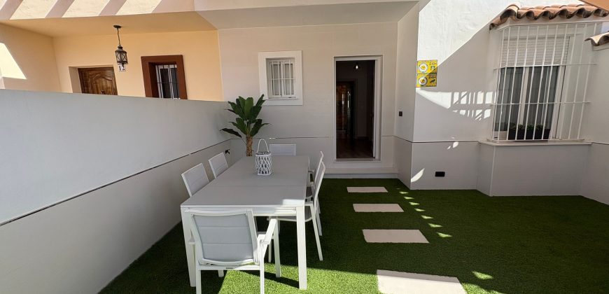 Exclusiva vivienda en Urbanización Privada con Piscina. Calle Romero Ressendi!