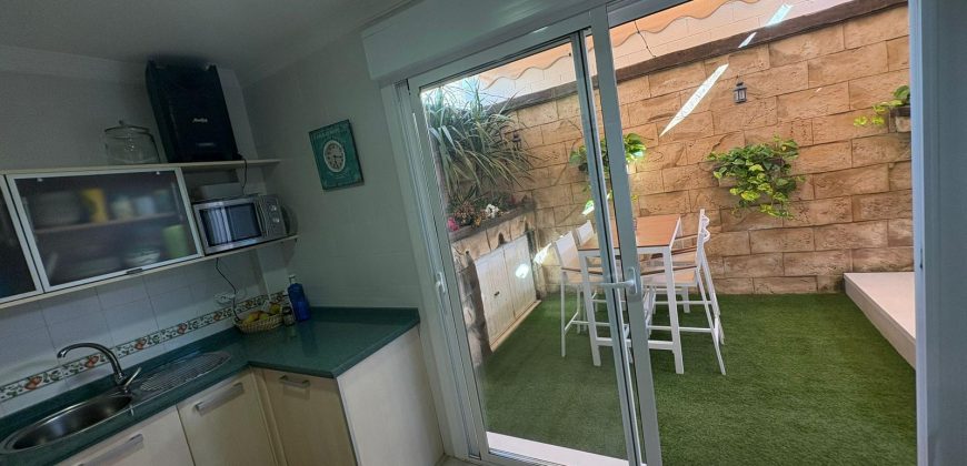 Exclusiva vivienda en Urbanización Privada con Piscina. Calle Romero Ressendi!