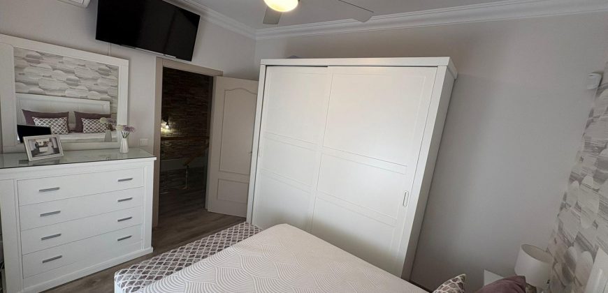 Exclusiva vivienda en Urbanización Privada con Piscina. Calle Romero Ressendi!