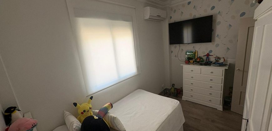 Exclusiva vivienda en Urbanización Privada con Piscina. Calle Romero Ressendi!