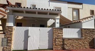 Exclusiva vivienda en Urbanización Privada con Piscina. Calle Romero Ressendi!