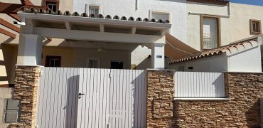 Exclusiva vivienda en Urbanización Privada con Piscina. Calle Romero Ressendi!