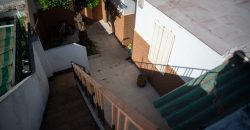 Casa con patio y terraza en Camas