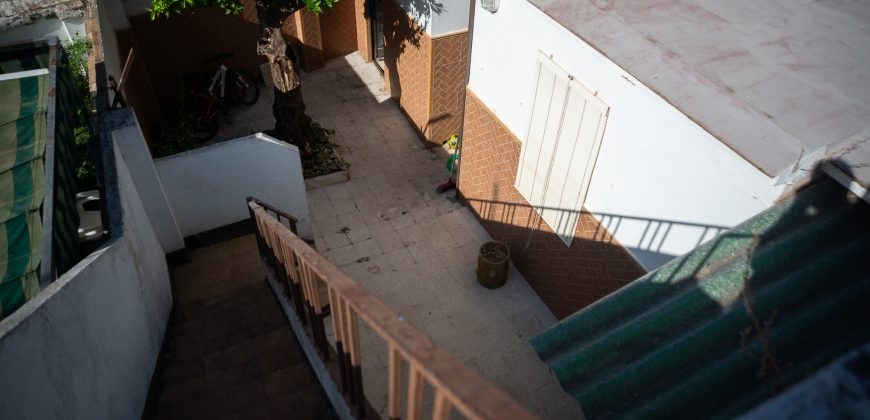 Casa con patio y terraza en Camas