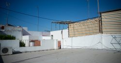 Casa con patio y terraza en Camas
