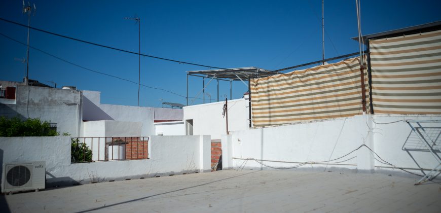 Casa con patio y terraza en Camas