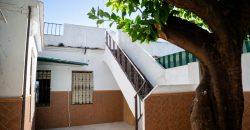 Casa con patio y terraza en Camas