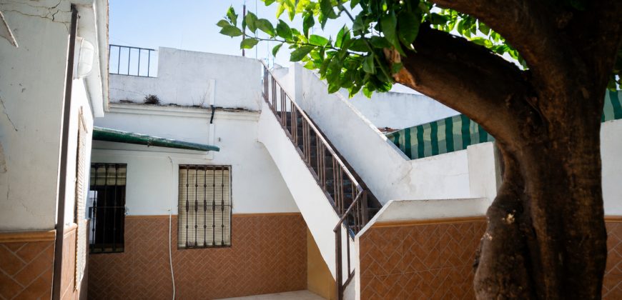 Casa con patio y terraza en Camas