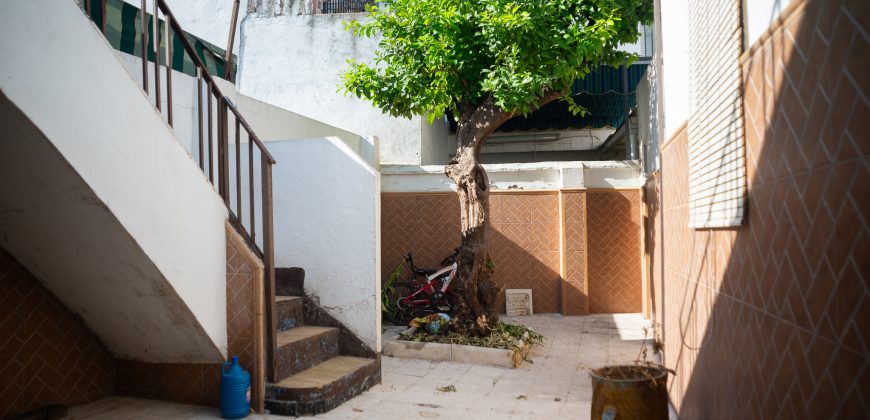 Casa con patio y terraza en Camas
