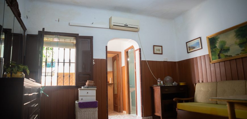 Casa con patio y terraza en Camas