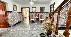 Gran vivienda en Marismillas con 605 m2 de parcela y acceso a tres calles