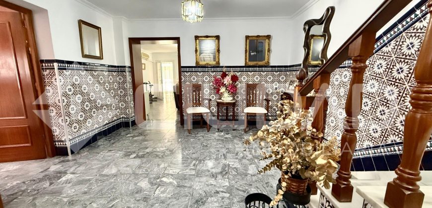 Gran vivienda en Marismillas con 605 m2 de parcela y acceso a tres calles