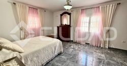 Gran vivienda en Marismillas con 605 m2 de parcela y acceso a tres calles