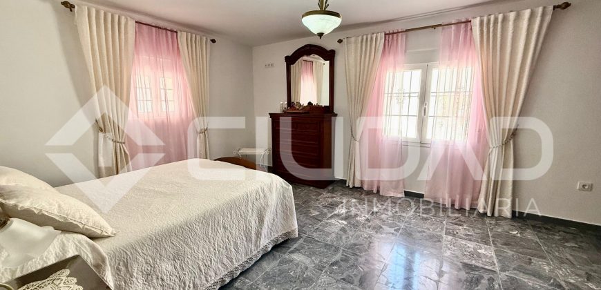 Gran vivienda en Marismillas con 605 m2 de parcela y acceso a tres calles