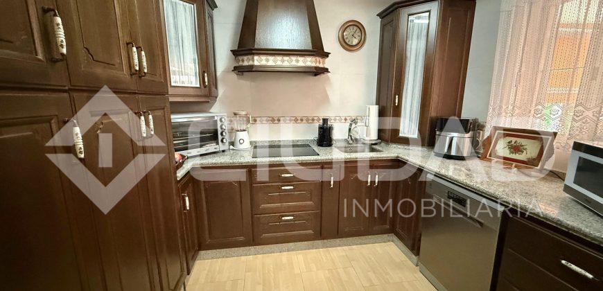 Gran vivienda en Marismillas con 605 m2 de parcela y acceso a tres calles