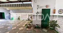 Gran vivienda en Marismillas con 605 m2 de parcela y acceso a tres calles
