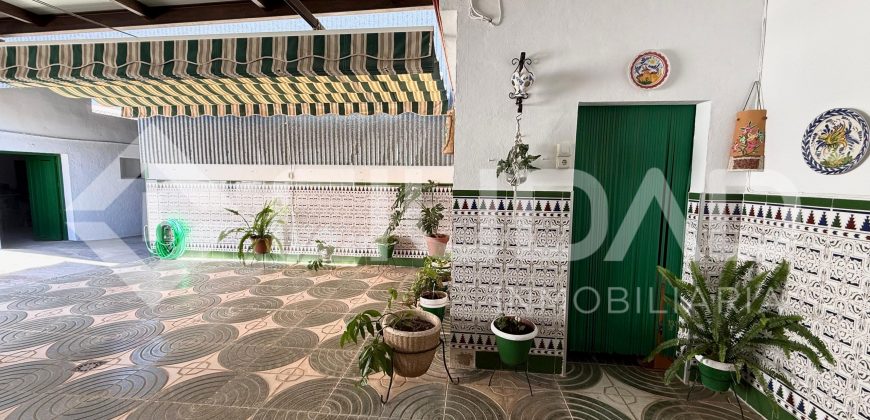 Gran vivienda en Marismillas con 605 m2 de parcela y acceso a tres calles