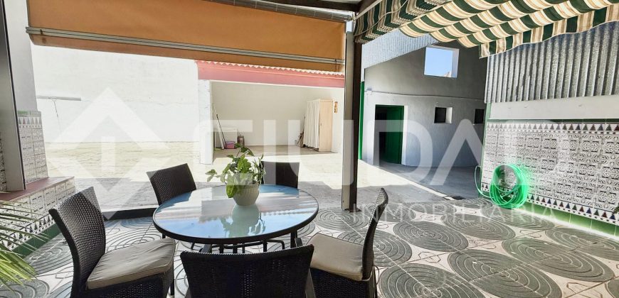 Gran vivienda en Marismillas con 605 m2 de parcela y acceso a tres calles