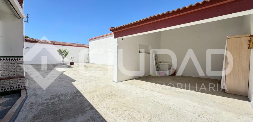 Gran vivienda en Marismillas con 605 m2 de parcela y acceso a tres calles