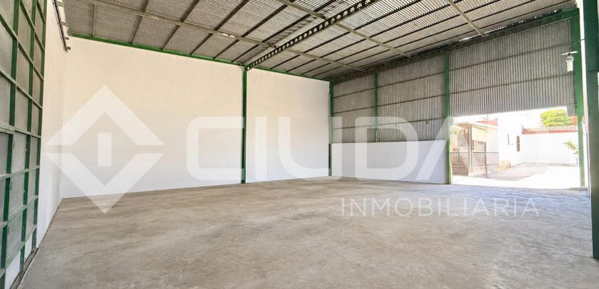 Gran vivienda en Marismillas con 605 m2 de parcela y acceso a tres calles