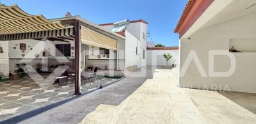 Gran vivienda en Marismillas con 605 m2 de parcela y acceso a tres calles