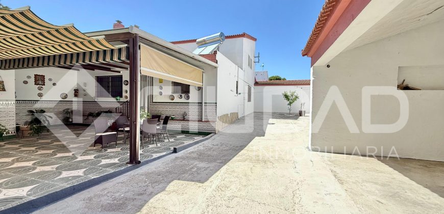 Gran vivienda en Marismillas con 605 m2 de parcela y acceso a tres calles