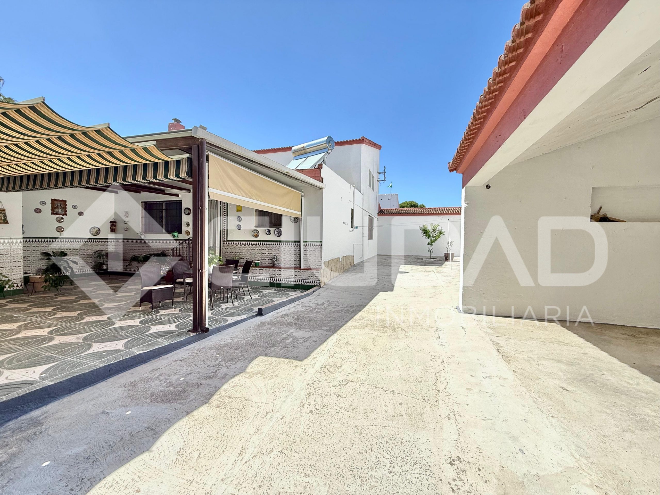 Gran vivienda en Marismillas con 605 m2 de parcela y acceso a tres calles