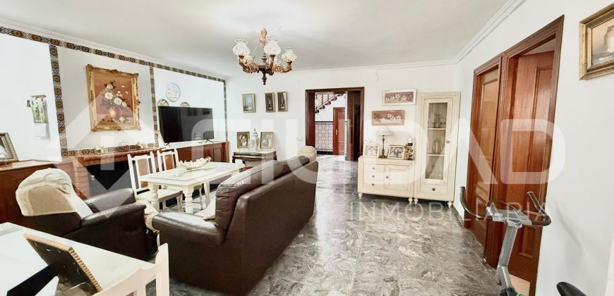 Gran vivienda en Marismillas con 605 m2 de parcela y acceso a tres calles