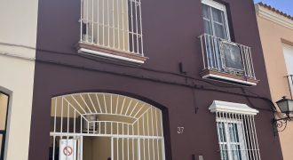 CASA ADOSADA CON SÓTANO Y PORCHE PARA COCHE EN EL CHORRILLO