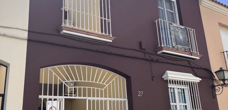 CASA ADOSADA CON SÓTANO Y PORCHE PARA COCHE EN EL CHORRILLO