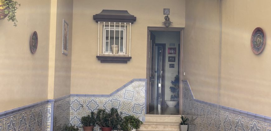 CASA ADOSADA CON SÓTANO Y PORCHE PARA COCHE EN EL CHORRILLO