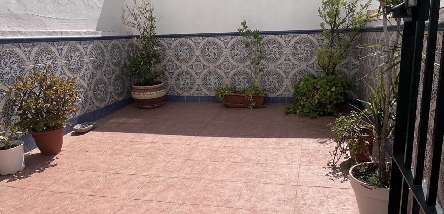 CASA ADOSADA CON SÓTANO Y PORCHE PARA COCHE EN EL CHORRILLO